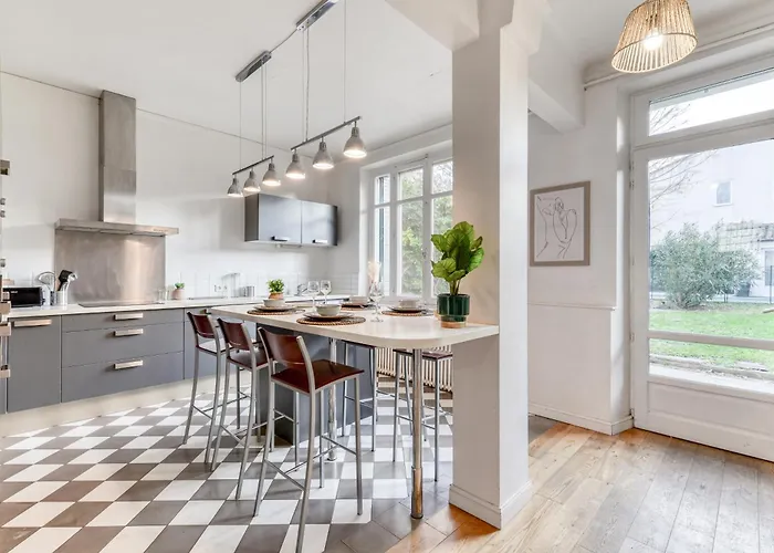 Big House - Parking Privee - Piscine - Wifi - Equipee