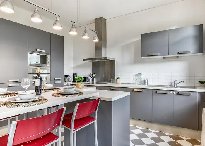 Big House - Parking Privee - Piscine - Wifi - Equipee